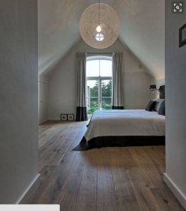 Een eiken vloer kan prima in de slaapkamer